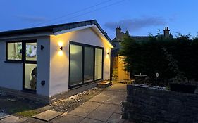 Private And Peaceful Space With Free Parking